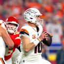 Vikes dominate Lions despite woeful passing game