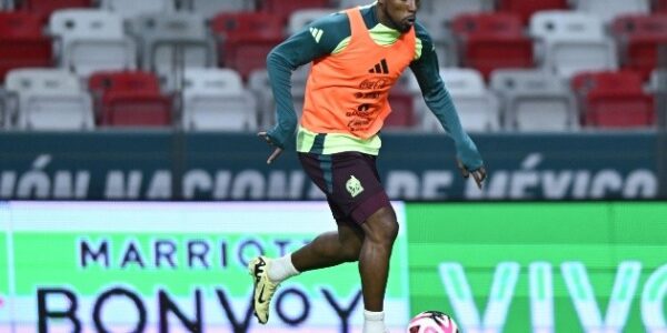 Aguirre abre las puertas del Tri a Quiñones