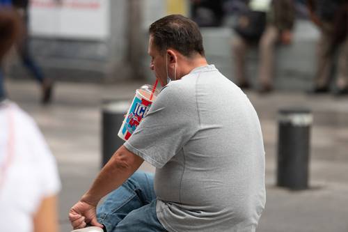 Cada vez más baratas, bebidas azucaradas y alcohólicas, alerta OMS