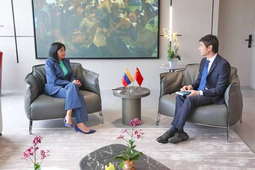 Delcy Rodríguez se reúne con embajador de China; agradece apoyo ante incursión de EU