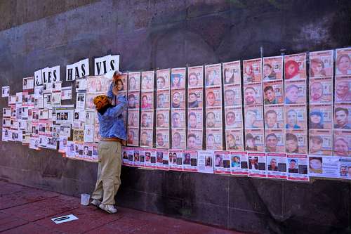 Familiares pegan fichas de desaparecidos ante la “omisión” de fiscalías