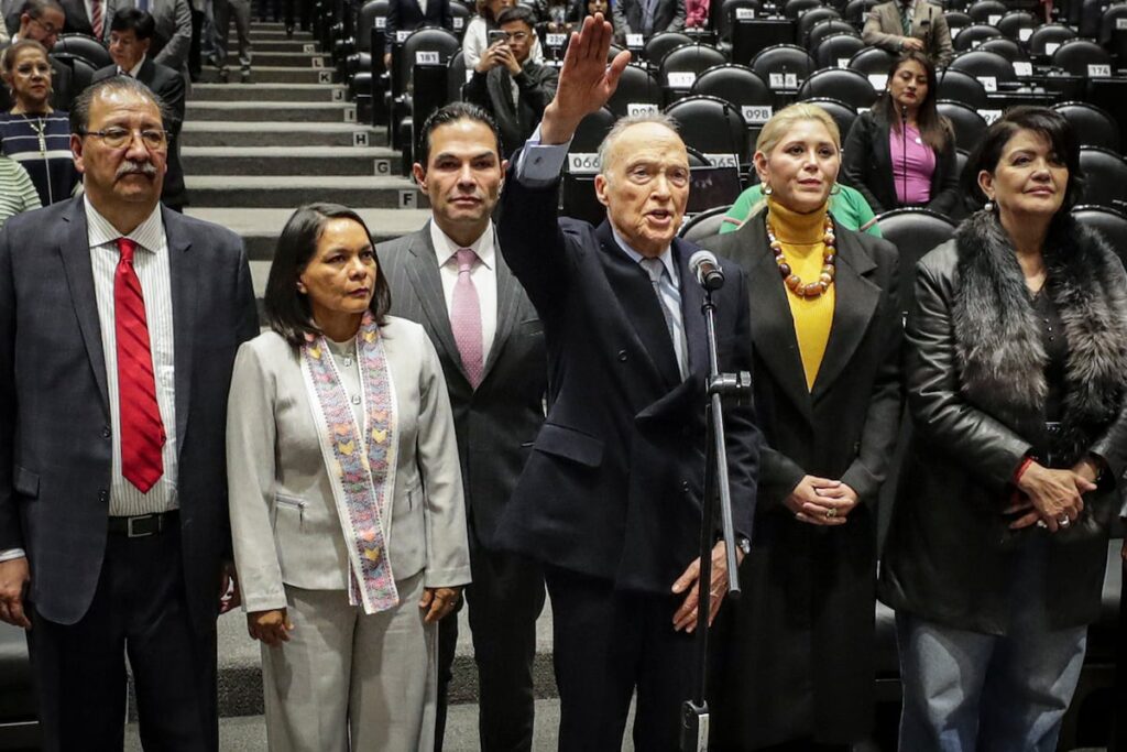 Gertz Manero rinde protesta como embajador de México en Reino Unido