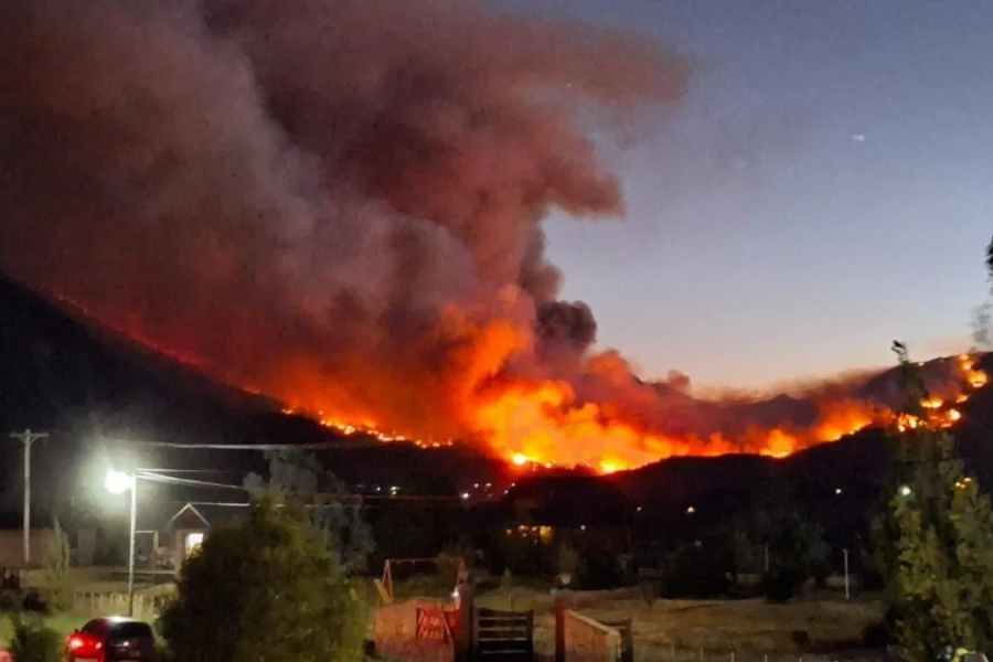 Incendio fuera de control arrasa 10,000 hectáreas de bosque en Chubut, Argentina