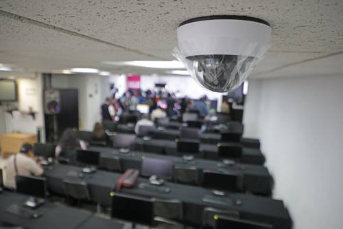 Instala el INE cámaras en sala de prensa; reserva datos del costo