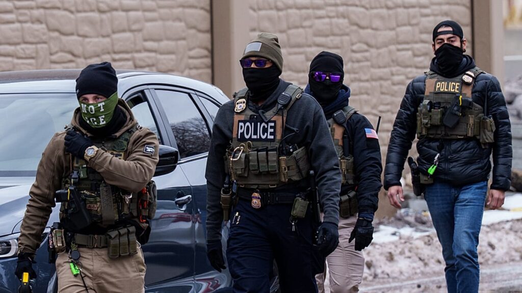 La Eurocámara pide a la UE prohibir la entrada de agentes del ICE por los Juegos Olímpicos