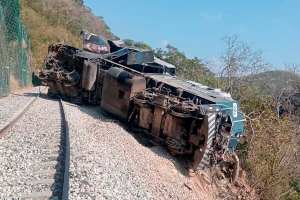 La FGR apunta al exceso de velocidad como causa del descarrilamiento del Tren Interoceánico que dejó 14 muertos