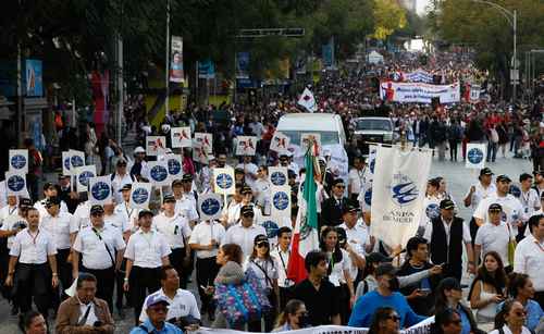 Marchan sindicatos al Zócalo en defensa de la soberanía nacional