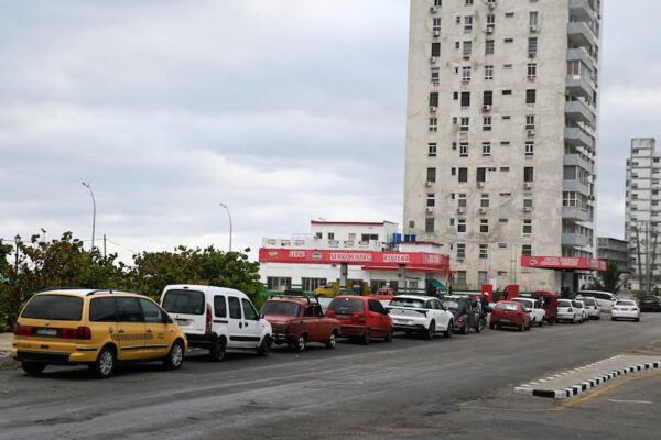 México sostiene su papel como la última línea de energía para Cuba