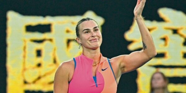 Sabalenka vence los nervios para ganar en la primera ronda
