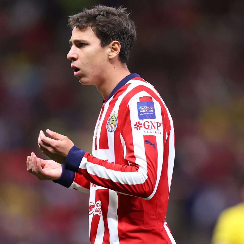 Tras salida de Mozo, Chivas todavía le busca acomodo a dos figuras más