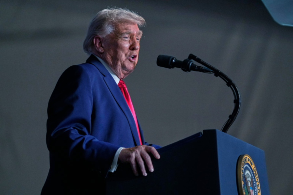 Trump amenaza con aranceles a países que provean petróleo a Cuba