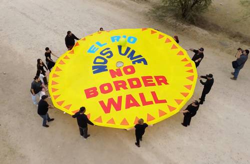 Activistas se manifiestan contra la construcción de un muro fronterizo