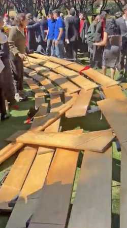 Colapsa plataforma para foto de generación en la Ibero; 33 heridos