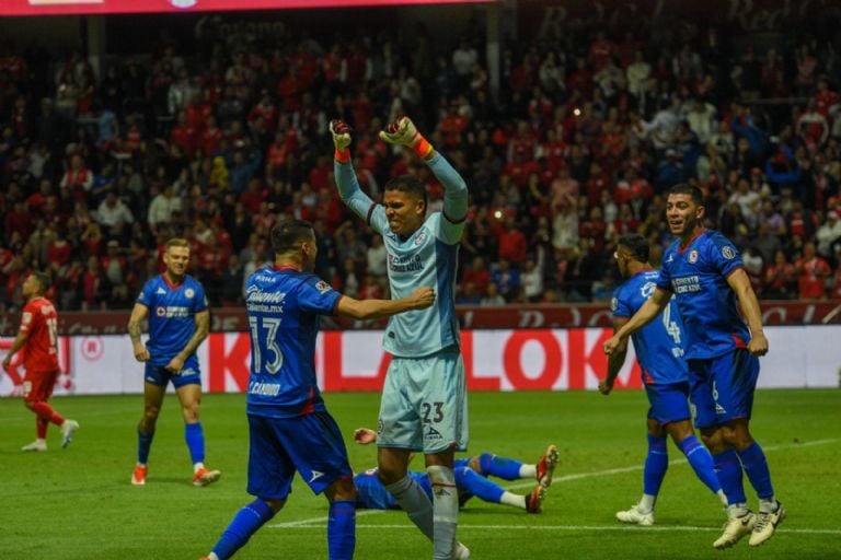 Cruz Azul define a su arquero titular tras el retorno de Kevin Mier; esto dijo Larcamon