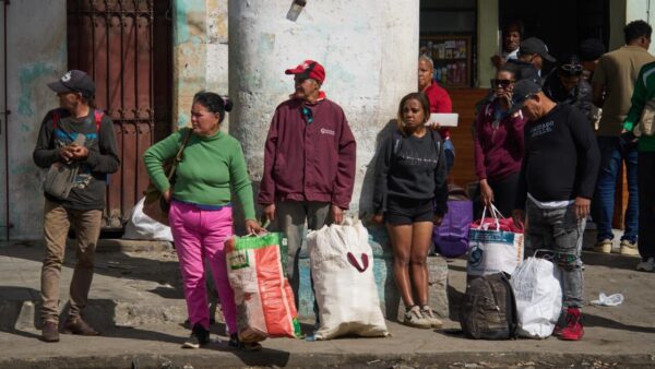Cuba: Opositor afirma que "la gente está más molesta con el régimen" que con Estados Unidos.