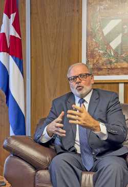 “El bloqueo violenta, pero la idea de resistir está en nuestro ADN”