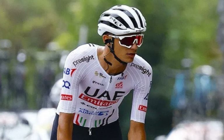 Isaac del Toro, líder en Tour ciclista de Emiratos Árabes Unidos
