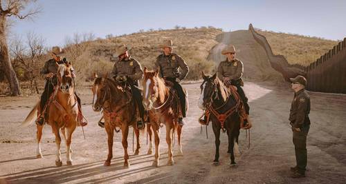 Los cruces de migrantes a EU, en su nivel más bajo en 50 años