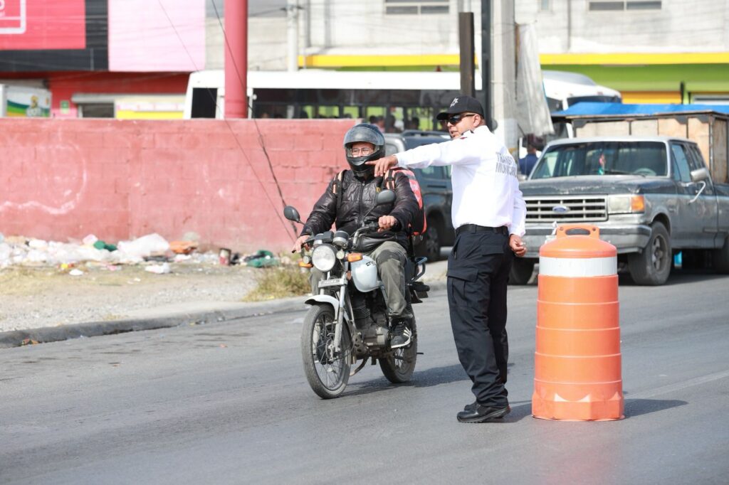 Motociclistas deben ocupar un solo carril, reitera Tránsito