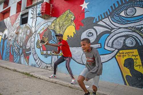 Se manifiestan en París y Nueva York en defensa de la soberanía de la isla