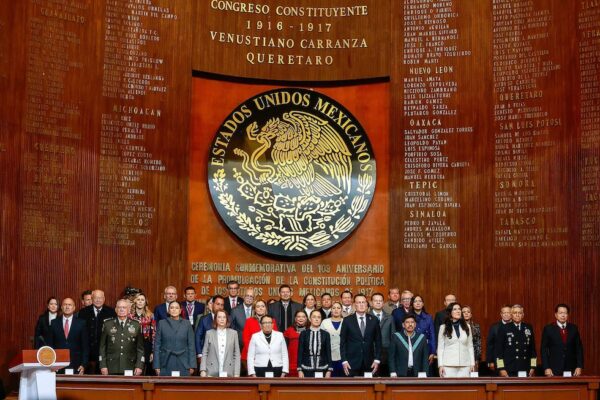 Sheinbaum apela a la soberanía en el aniversario de la Constitución: “México no se arrodilla ni se vende”