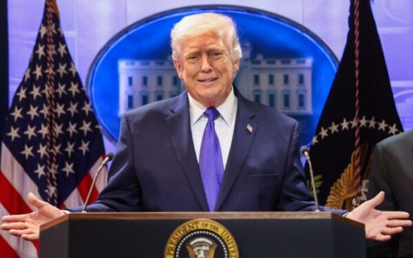 Trump firma arancel global del 10% tras fallo en su contra… TMEC libra los cobros