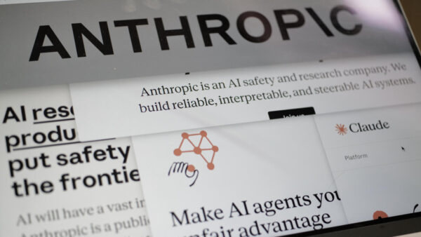 Trump instruye a su administración a cesar "de inmediato" el uso de la IA de Anthropic.