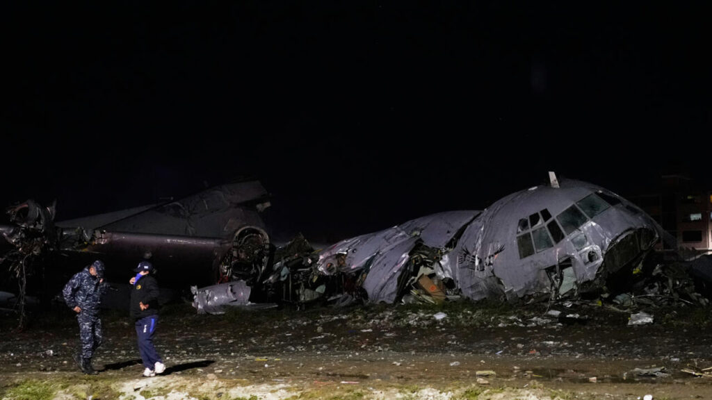 Al menos 20 fallecidos en un accidente de avión militar que transportaba dinero en Bolivia