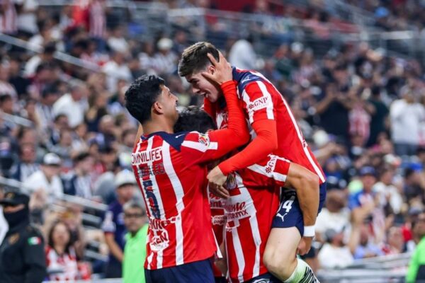 Chivas rescata la victoria en Monterrey con penal atajado por 'Tala' Rangel