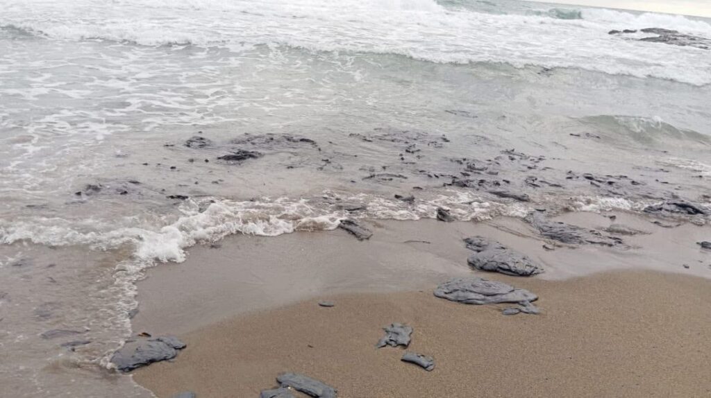 Derrame de petróleo afecta costas de Veracruz y Tabasco