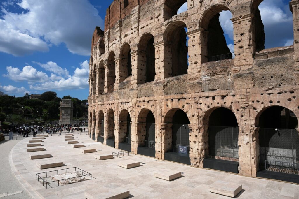 El Coliseo de Roma se renueva y recrea las huellas de columnas desaparecidas