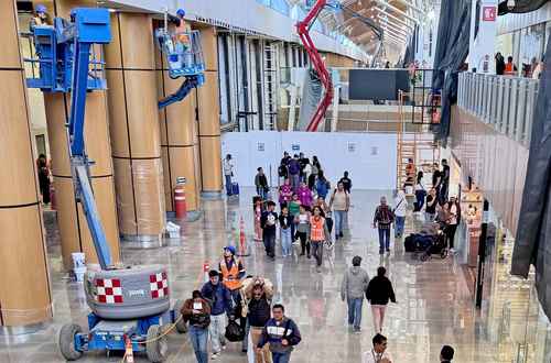 En plena Semana Santa, viajeros padecen remodelación del AICM