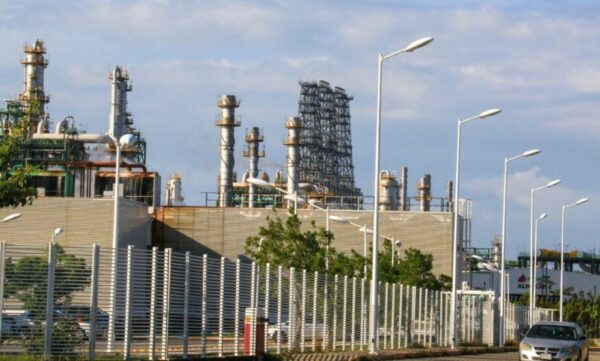 Fallecen 5 personas tras incendio en barda de refinería Dos Bocas