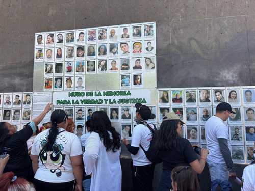 Familiares de desaparecidos instalan “muro de la memoria”