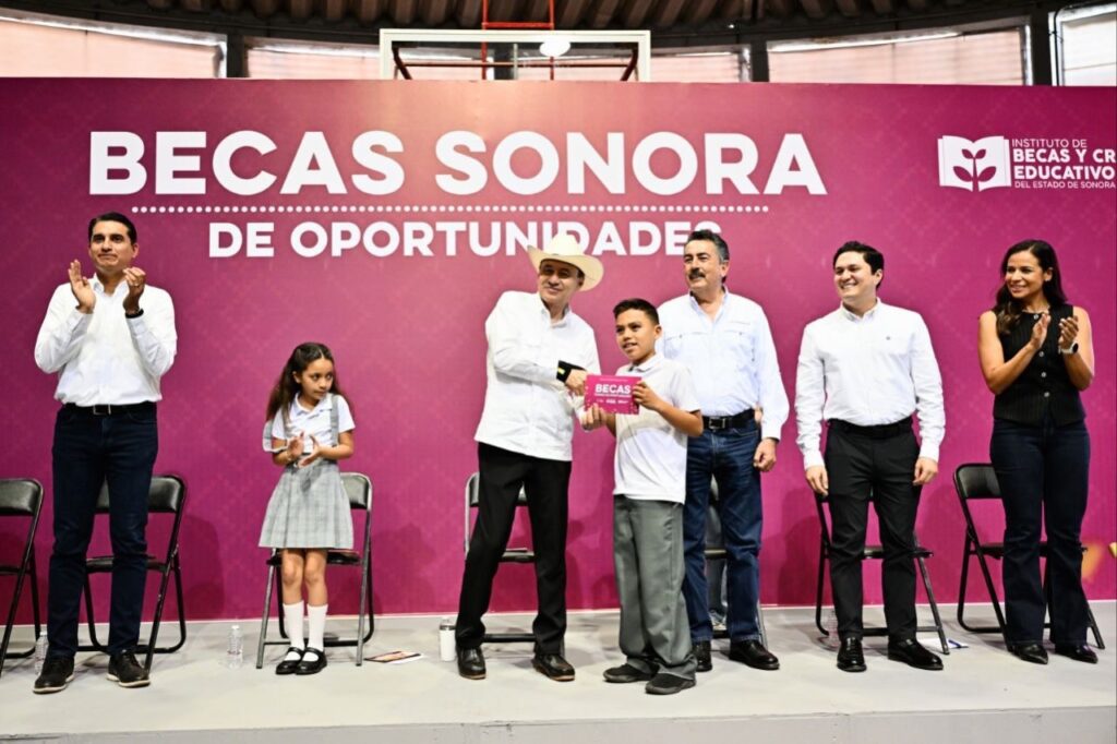 Fortalecen acceso a la educación y lectura con becas y librería del FCE en Cajeme