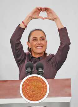 Fue el 8-M con mujeres militares para reconocer su labor, dice Sheinbaum