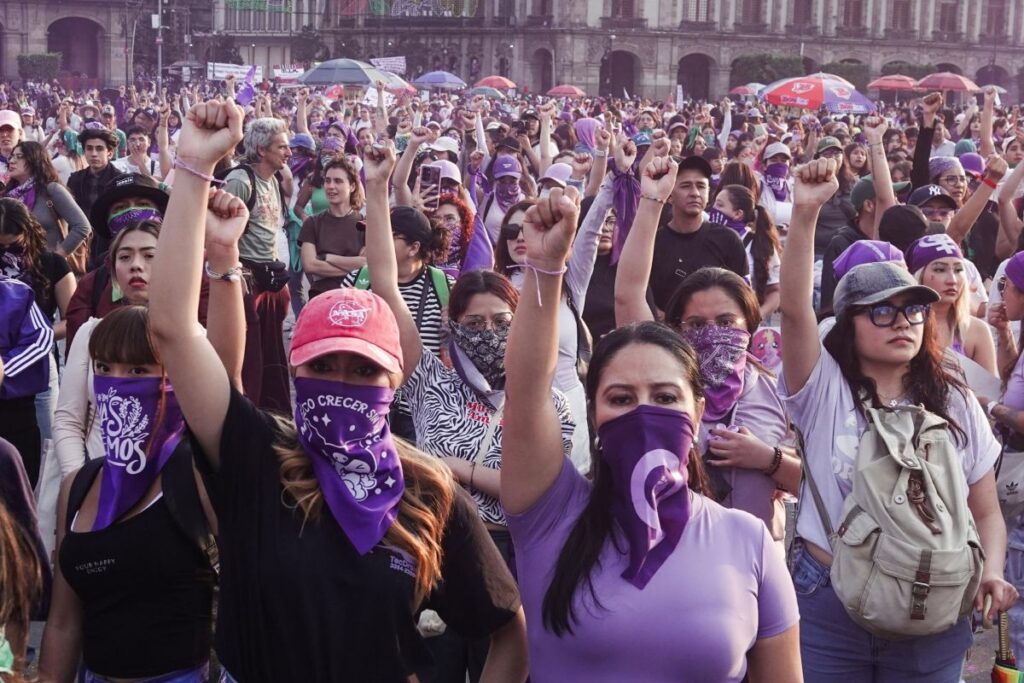 Participan más de 120 mil en marcha por 8M en CDMX