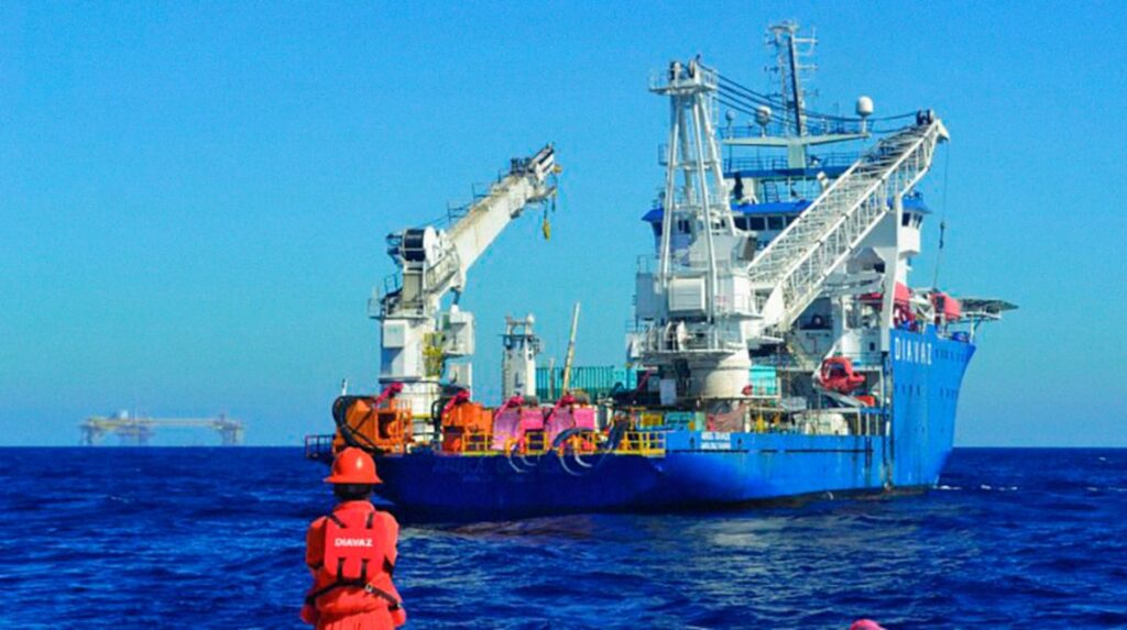 Pemex asegura que otras 12 embarcaciones de atención a derrames trabajan en la zona del Árbol Grande