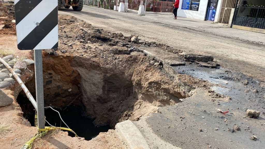 Persiste riesgo por socavón que cumple siete meses en la colonia San Benito