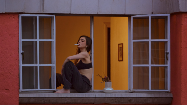 Regina Pavón descubre su faceta musical con “Soledad”