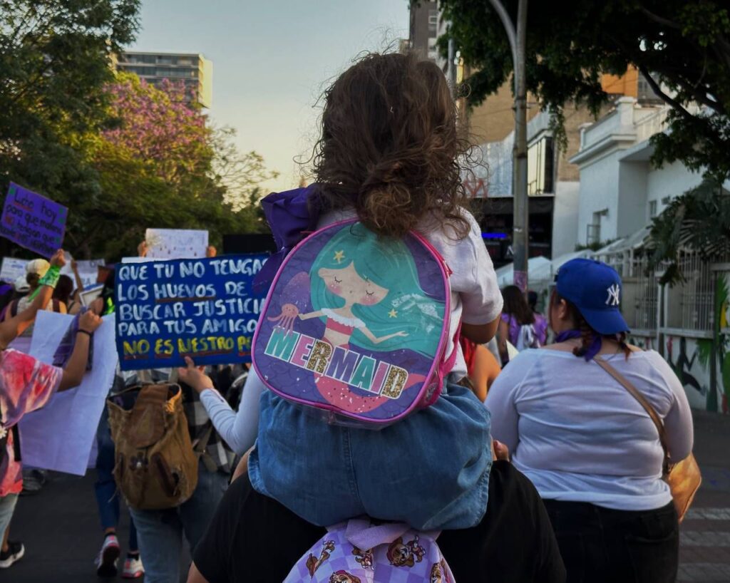 Sonia Heras acude a la marcha del 8M acompañada de sus sobrinas