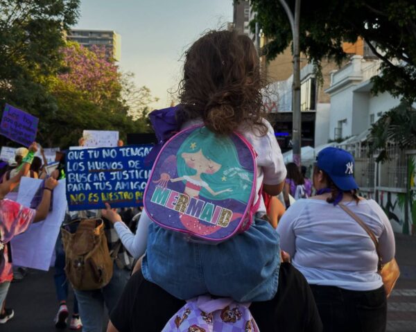 Sonia Heras acude a la marcha del 8M acompañada de sus sobrinas