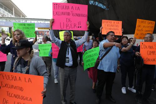 Taxistas del aeropuerto capitalino bloquean tres horas las terminales 1 y 2