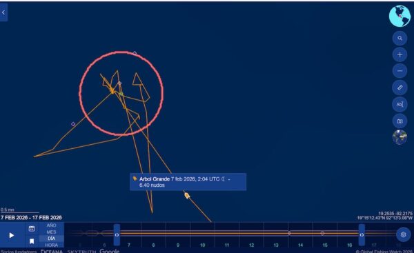 Un buque de Pemex que repara ductos estuvo anclado más de ocho días en la zona del derrame en el Golfo
