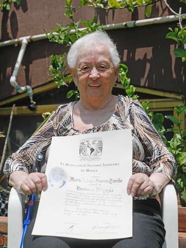 A los 89 años, mujer se titula del doctorado