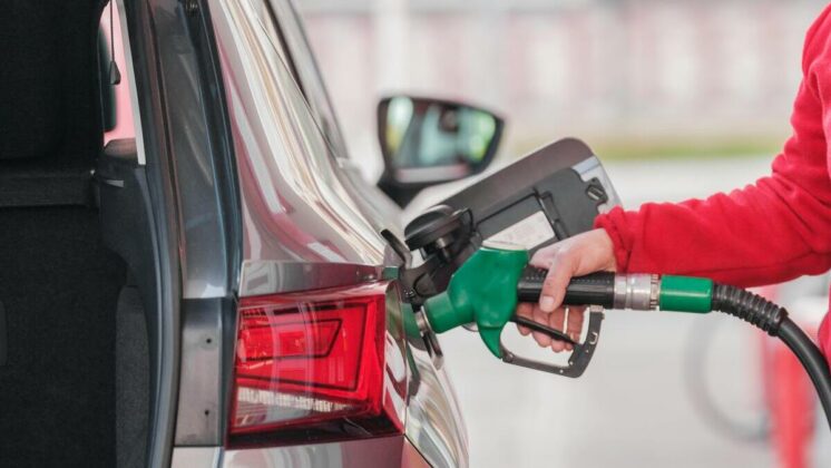 Acuerdan bajar diésel a 27 pesos