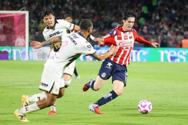 Chivas rescata empate ante Pumas con penal de último momento
