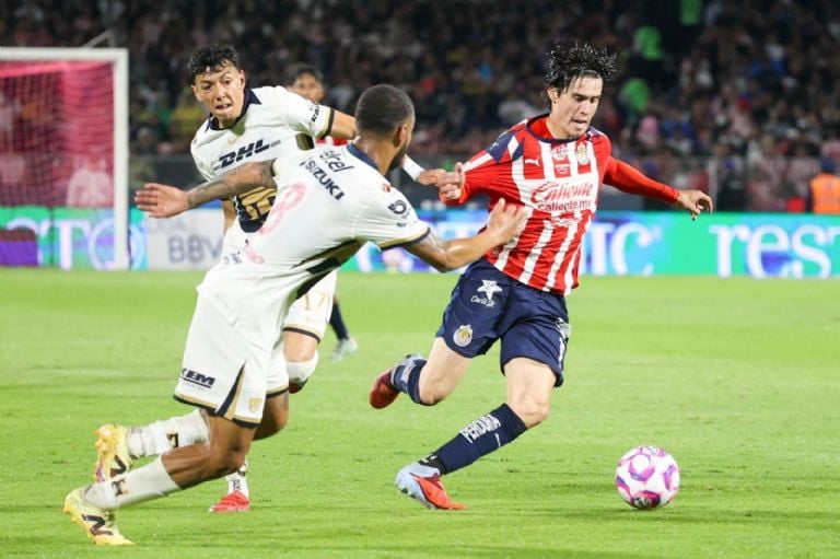 Chivas rescata empate ante Pumas con penal de último momento