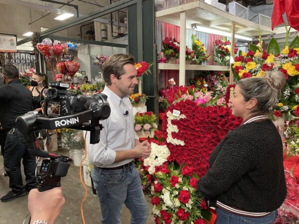 Con confianza y energía, Julio Vaqueiro narra su trayectoria en el periodismo hispano en EE.UU.