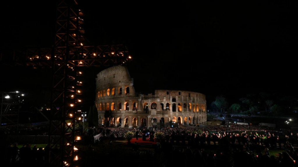 Con mensaje por la paz, León XIV preside su primer viacrucis